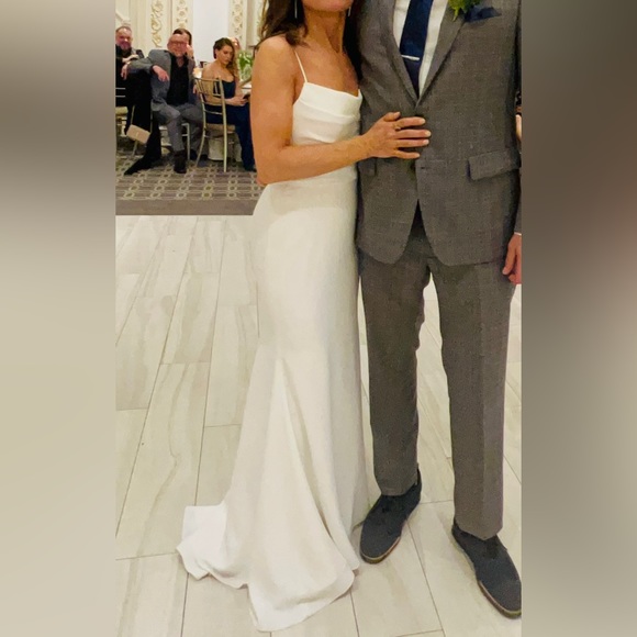 Simple - Classy - Wedding dress - light weight- Size 6 - Dry-cleaned - Picture 4 of 10